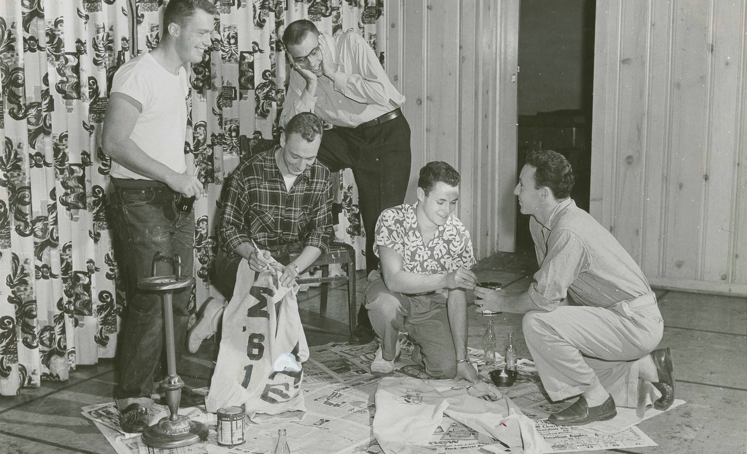 Des &eacute;tudiants de la promotion 1961 d&eacute;corent leurs pantalons en velours c&ocirc;tel&eacute;