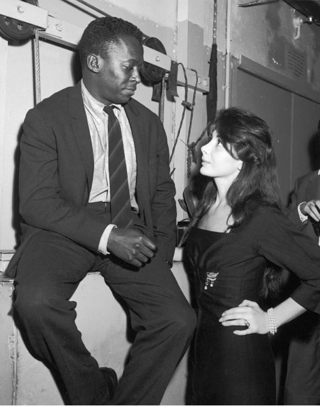 <strong class="">Vie nocturne</strong><br/><span class=""> &agrave; Paris, Davis rencontre la chanteuse fran&ccedil;aise Juliette Gr&eacute;co (ci-dessus) qui lui pr&eacute;senta Picasso et Sartre. Charlie Parker (&agrave; droite), dont le g&eacute;nie &eacute;tait &laquo; d'un autre monde &raquo;, et son groupe, qui comprenait alors le jeune Miles Davis, donnent un concert au Three Deuces &agrave; New York, en 1947. </span>