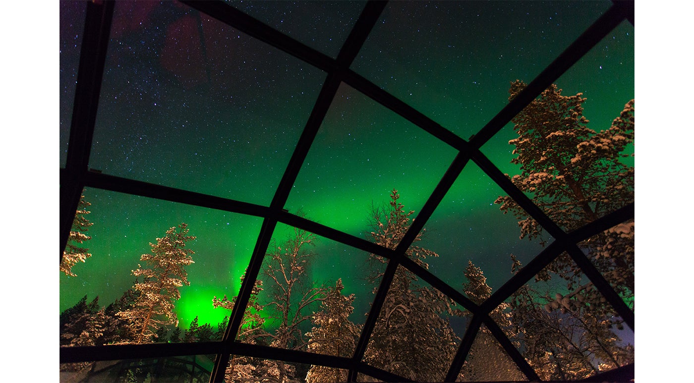 L'aurore boréale, admirée depuis les confortables igloos en verre.