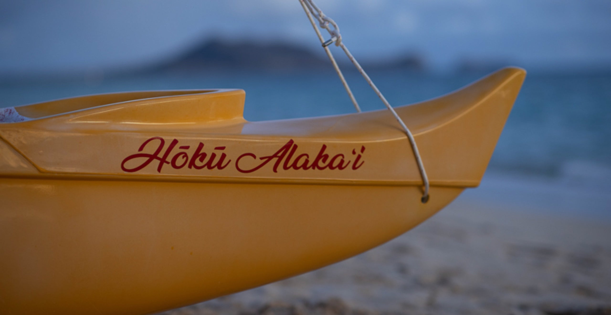 L'embarcation d'Hopena et la c&eacute;l&egrave;bre Hōkūleʻa sont toutes les deux nomm&eacute;es d'apr&egrave;s le terme hawa&iuml;en <em>hōkū</em>, qui se traduit par &laquo; &eacute;toile &raquo; : c'est une r&eacute;f&eacute;rence &agrave; l'ancienne pratique de la navigation c&eacute;leste, essentielle &agrave; la voile polyn&eacute;sienne traditionnelle