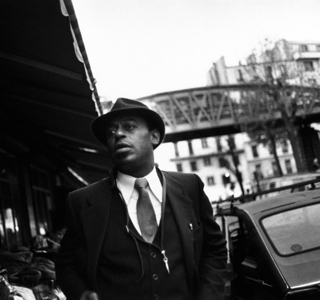 <strong class="">Fr&egrave;res d'armes</strong><br/><span class="">En haut (de gauche &agrave; droite) : John Coltrane, Cannonball Adderley, Miles Davis et Bill Evans lors de l'enregistrement en studio de <em>Kind of Blue</em> en 1959 ; Miles Davis photographi&eacute; sur sc&egrave;ne ; graphique d'une trompette provenant de l'un de ses albums. Ci-dessus : Lorsque Davis a embauch&eacute; Coltrane (photographi&eacute; &agrave; Paris), c'&eacute;tait un junkie et un outsider du jazz ; Evans (&agrave; droite) &eacute;tait &laquo; un nerd r&eacute;serv&eacute; &raquo;. </span>
