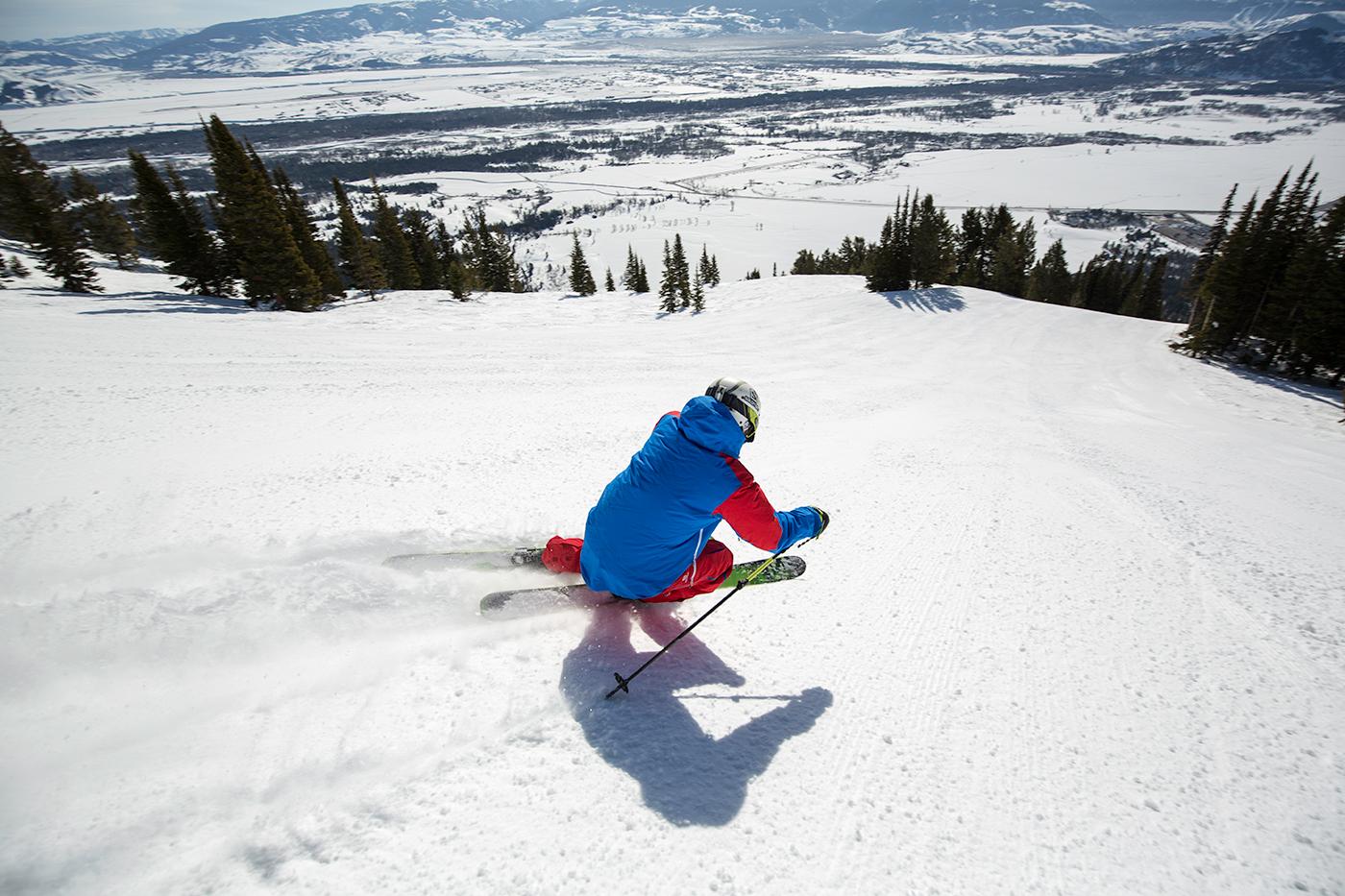                             Le skieur local Tigger Knecht teste le nouveau terrain, et dévale à toute vitesse la piste verticale de 915 mètres appelée Kemmerer Run