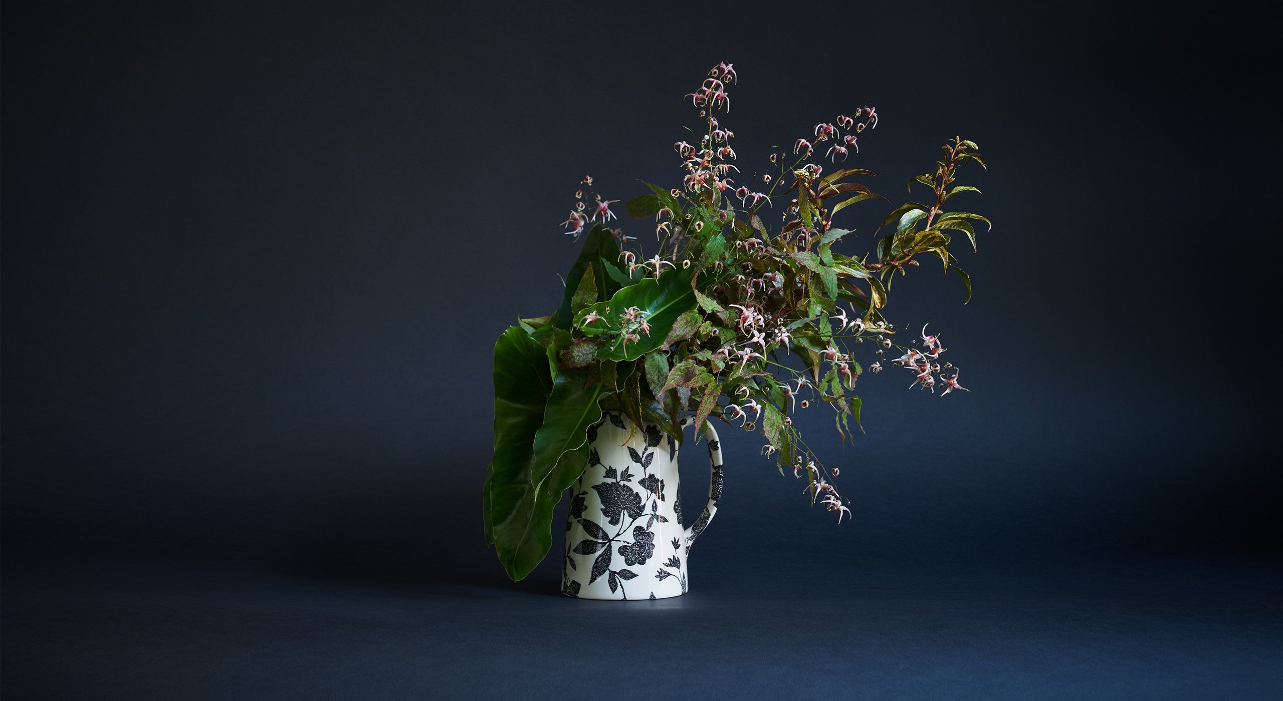 &laquo; C&rsquo;est un choix parfait si on veut cr&eacute;er une composition foresti&egrave;re. Elle est centr&eacute;e autour de l&rsquo;&eacute;pim&eacute;dium, une fleur tr&egrave;s commune dans les jardins, et qui poss&egrave;de un magnifique feuillage et une courte p&eacute;riode de floraison au printemps. L&rsquo;id&eacute;e est de jouer avec les textures et les mouchetures, ce qui est toujours mon but. Dans tout ce que je fais, je souhaite que les gens regardent un peu plus attentivement qu&rsquo;ils ne le font d&rsquo;habitude. Il y a &eacute;galement un leucotho&eacute; &mdash; un arbuste commun tr&egrave;s r&eacute;sistant et souvent n&eacute;glig&eacute; &mdash; ainsi qu&rsquo;un philodendron, une plante d&rsquo;int&eacute;rieur qui dure vraiment tr&egrave;s longtemps. Ils auraient normalement une apparence cireuse et tropicale, mais j&rsquo;ai essay&eacute; de les transformer en plantes que l&rsquo;on pourrait trouver dans les marais. &raquo;