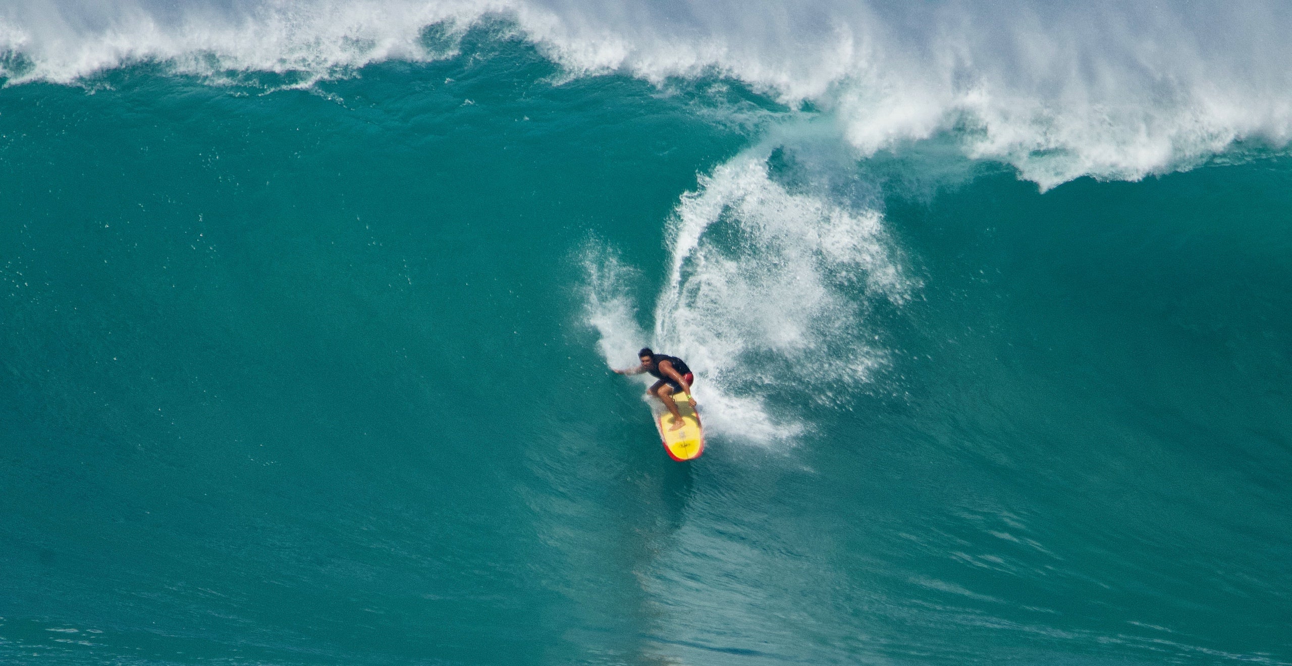 Hopena ne se contente pas d'&ecirc;tre un piroguier expert, c'est aussi un surfeur exceptionnel de grosses vagues. Selon lui, les comp&eacute;tences requises sont similaires. &laquo; Respecter l'eau, garder son sang-froid sous pression et m&ecirc;me savoir lire l'oc&eacute;an : c'est pareil. &raquo;