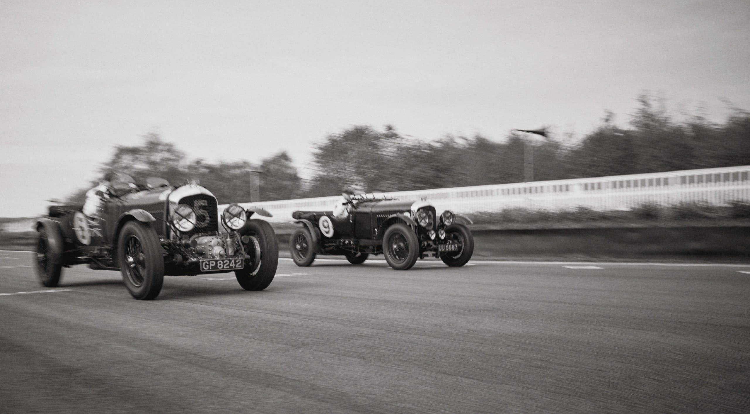 <strong>PHOTOGRAPHI&Eacute; SUR PLACE</strong><br/><span>La collection Polo Originals de cette saison, inspir&eacute;e de l'&acirc;ge d'or des courses automobiles de Grand Prix, a &eacute;t&eacute; photographi&eacute;e sur le Goodwood Motor Circuit, situ&eacute; dans le West Sussex, dans le domaine de Goodwood de pr&egrave;s de 5 000 hectares.  Le circuit est c&eacute;l&egrave;bre pour avoir accueilli plusieurs &eacute;v&eacute;nements prestigieux de sport automobile, dont le c&eacute;l&egrave;bre Festival of Speed and Revival. </span> <br/><rlmag_link href="https://www.ralphlauren.be/fr/search?cgid=brands-prl-tough-and-refined-cg"><button class="shop-collection">D&Eacute;COUVRIR LA COLLECTION</button></rlmag_link>