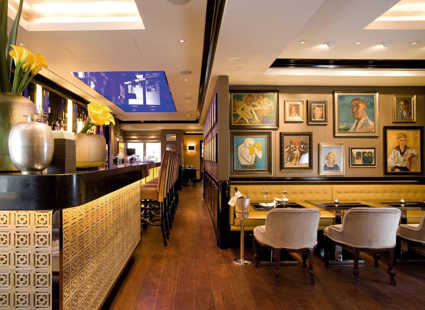                             Oeuvres d'art de la vaste collection Rosenstein — qui comprend plus de 400 oeuvres cubistes, expressionnistes et postimpressionnistes — à l'intérieur du restaurant du St. James's Hotel and Club.