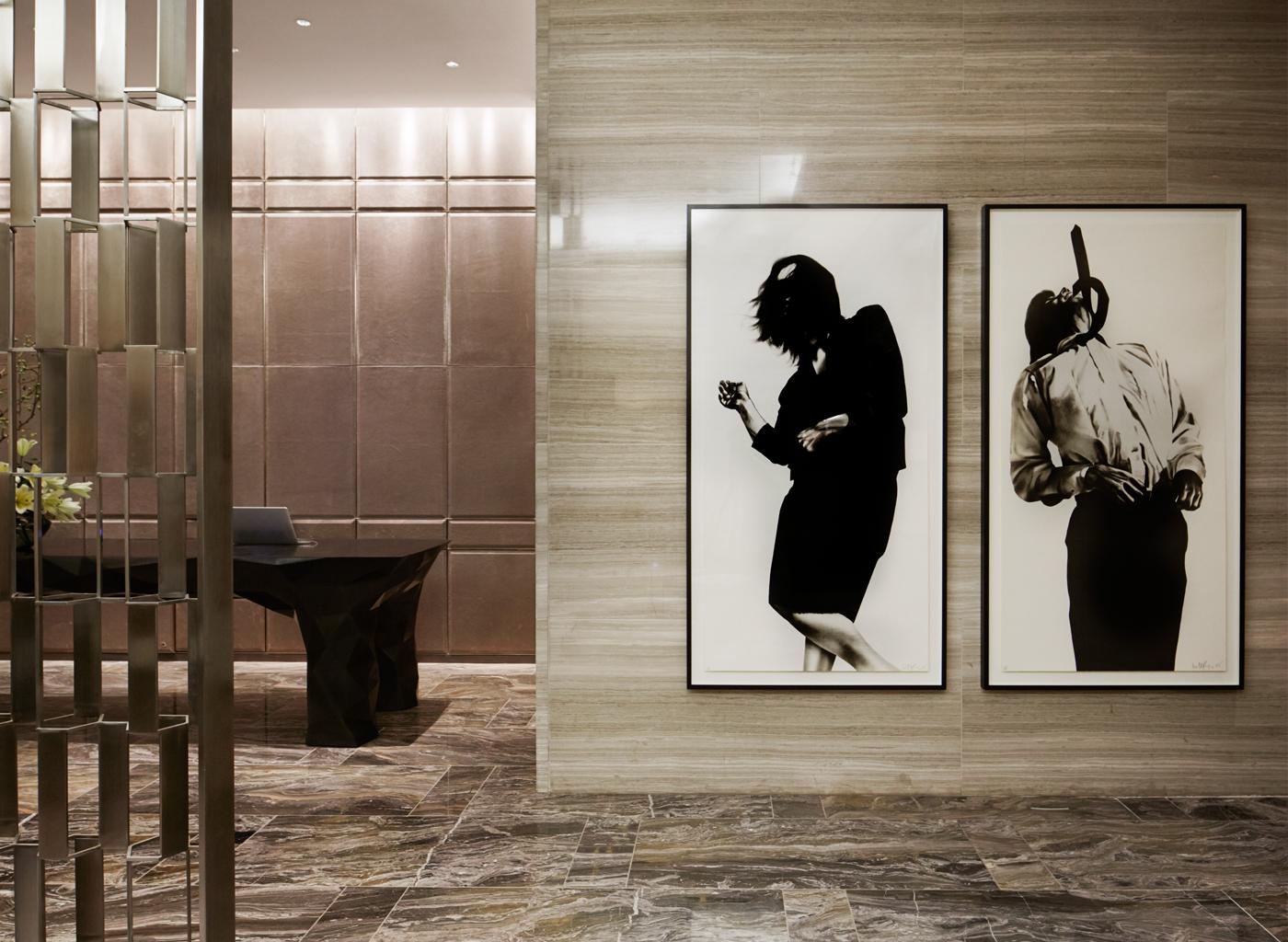                             Deux oeuvres de Robert Longo, issues de la série « Men in the Cities » (1979), ornent un mur du hall de l'hôtel Park Hyatt New York.