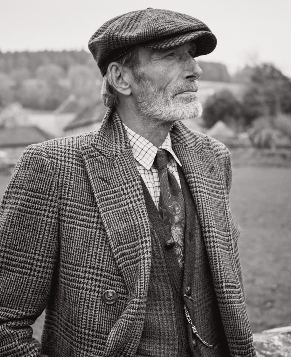 <strong>AU-DESSUS DE VOTRE &Eacute;PAULE</strong><br/><span>Comme on le voit ici, le manteau Polo est un basique de notre gamme depuis longtemps. Ses d&eacute;tails utilitaires (un rabat sur la poche poitrine pour d&eacute;tourner la pluie) sont inspir&eacute;s des d&eacute;buts du polo anglais, lorsque les joueurs enfilaient ce type de manteau sur leur uniforme pour rester au chaud entre les matchs. Le manteau Polo est l&eacute;g&egrave;rement ample pour faciliter les superpositions ; il est dot&eacute; d'une martingale au dos, de manches &agrave; revers et de boutons oversize pour un enfilage et un retrait faciles</span>