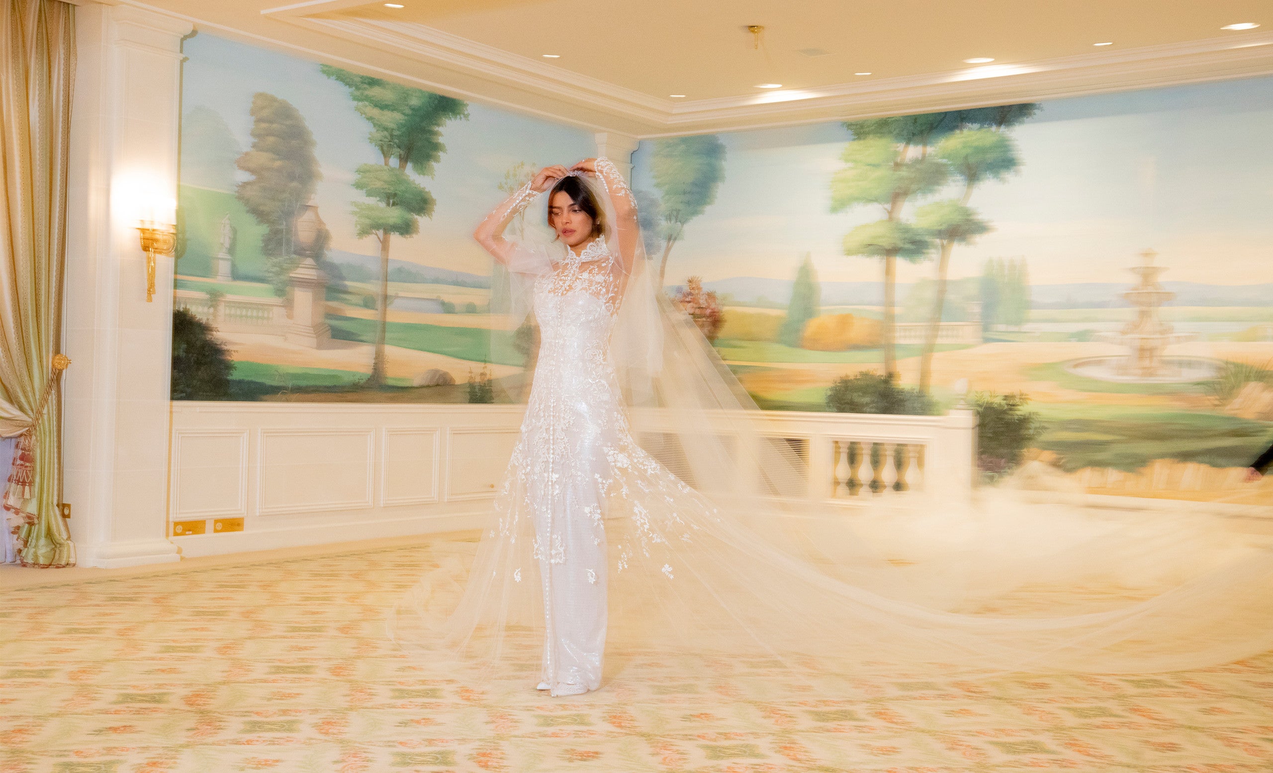 La robe de Priyanka allie le glamour d&rsquo;une robe bustier orn&eacute;e de sequins et le romantisme d&rsquo;une parure transparente brod&eacute;e &agrave; la main