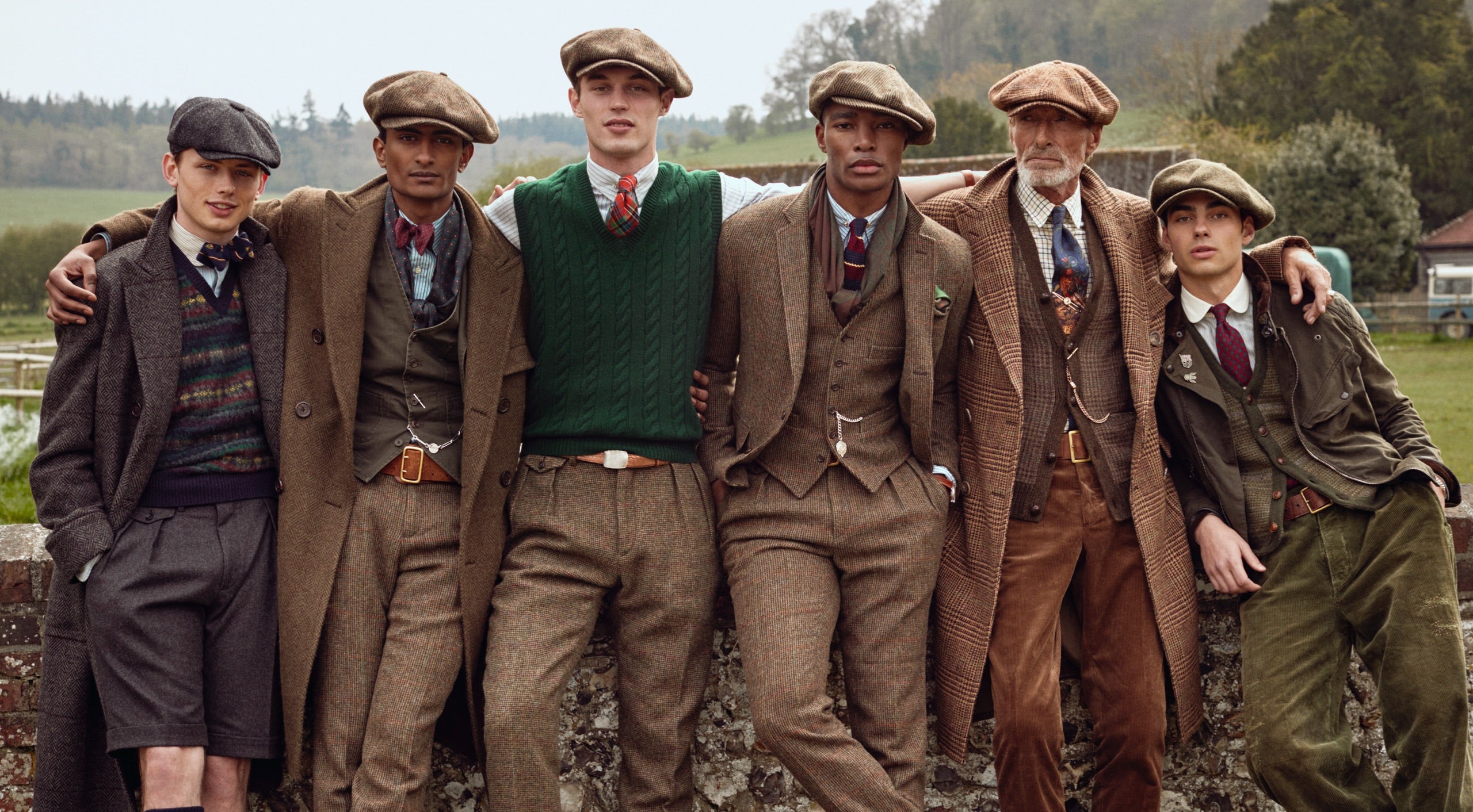 <strong>PHOTOGRAPHI&Eacute; SUR PLACE</strong><br/><span>La collection Polo Originals de cette saison, inspir&eacute;e de l'&acirc;ge d'or des courses automobiles de Grand Prix, a &eacute;t&eacute; photographi&eacute;e sur le Goodwood Motor Circuit, situ&eacute; dans le West Sussex, dans le domaine de Goodwood de pr&egrave;s de 5 000 hectares.  Le circuit est c&eacute;l&egrave;bre pour avoir accueilli plusieurs &eacute;v&eacute;nements prestigieux de sport automobile, dont le c&eacute;l&egrave;bre Festival of Speed and Revival. </span> <br/><rlmag_link href="https://www.ralphlauren.be/fr/search?cgid=brands-prl-tough-and-refined-cg"><button class="shop-collection">D&Eacute;COUVRIR LA COLLECTION</button></rlmag_link>