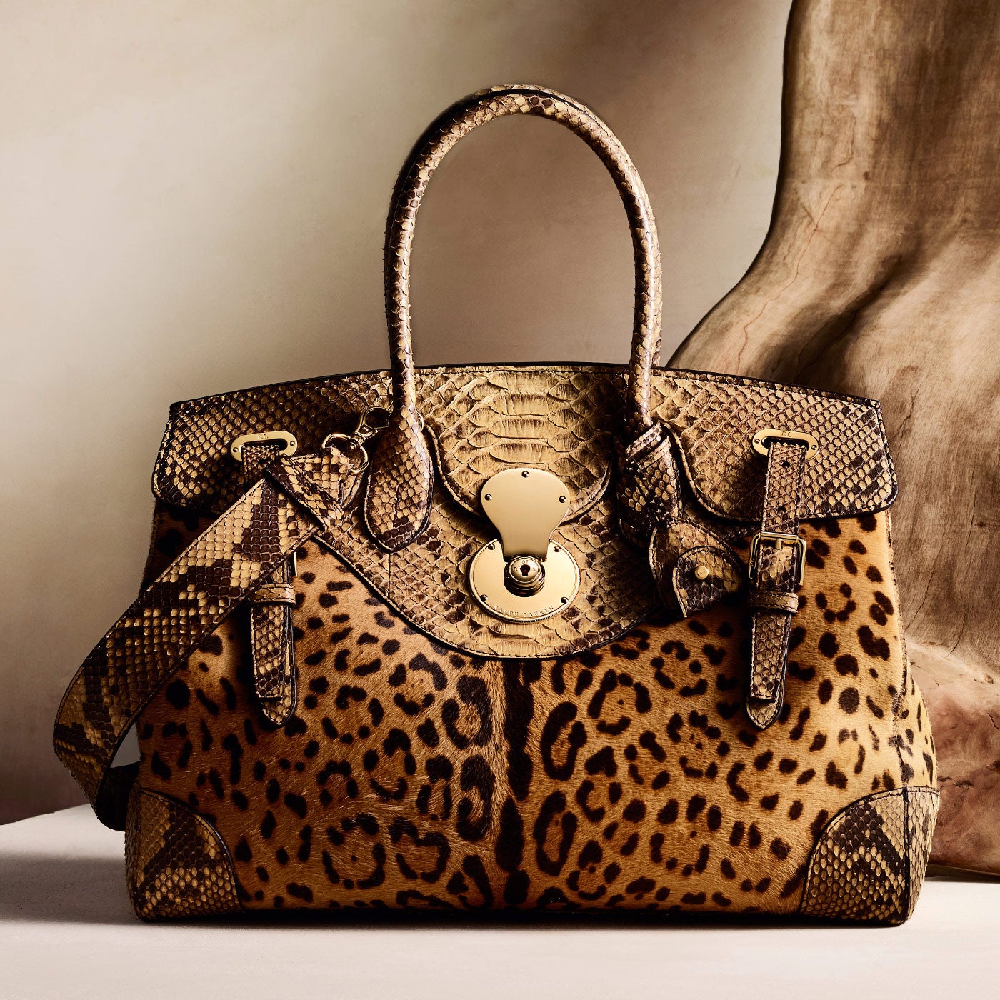 <p><span lang="FR">Mod&egrave;le&nbsp;distinctif&nbsp;de Ralph Lauren, le Ricky, confectionn&eacute; en python exotique et poil de vachette imprim&eacute; l&eacute;opard, joue les contrastes entre texture et motif</span><span lang="FR"></span></p>