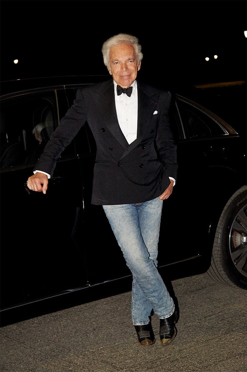Ralph Lauren, en jean et veste de smoking, arrive &agrave; la soir&eacute;e de son cinquantenaire &agrave; Central Park