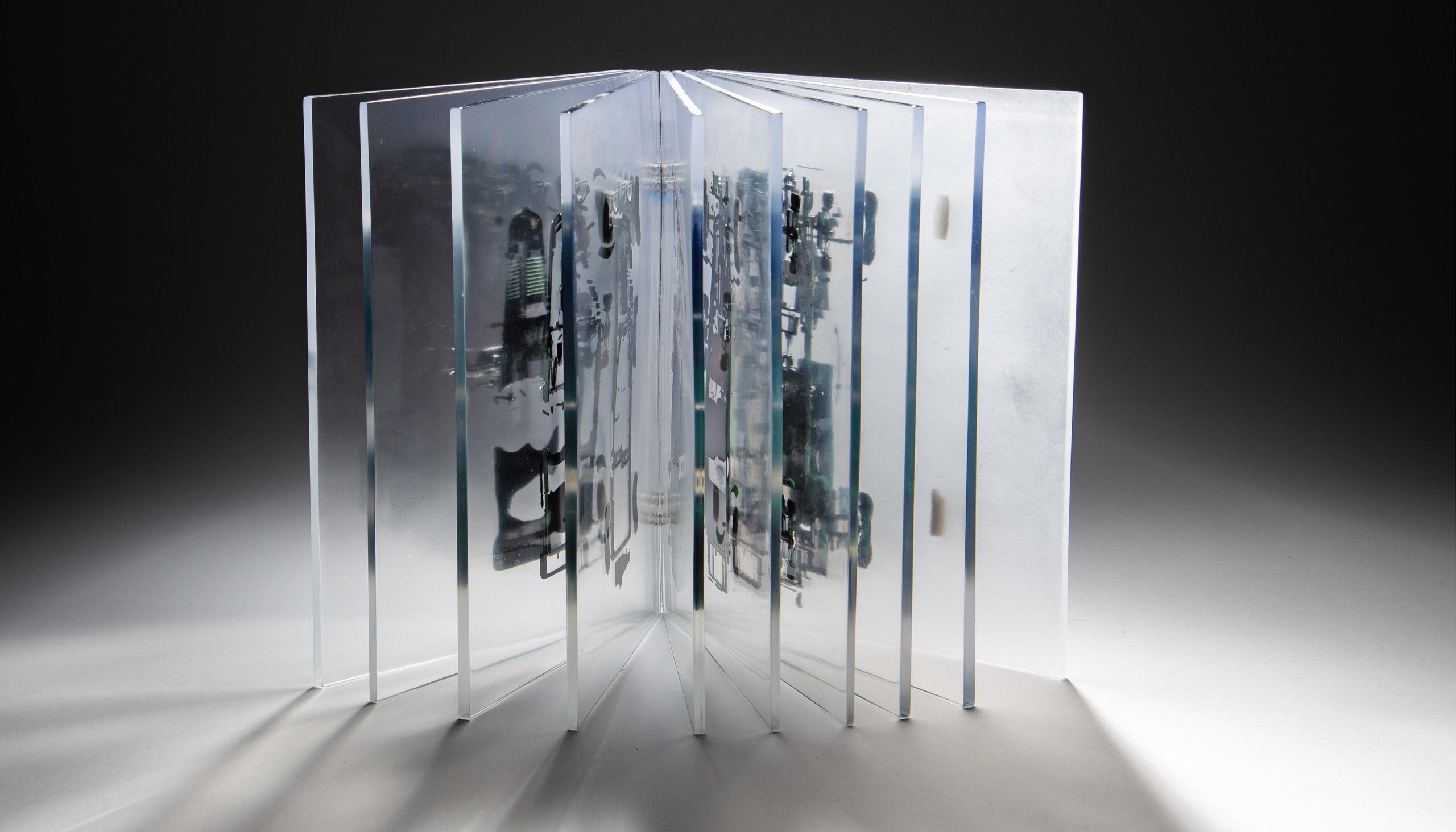<strong>Coupe de choix</strong><br/><span>Fabian Oefner a r&eacute;cemment collabor&eacute; avec Polo &agrave; un projet pour cr&eacute;er l'un de ses &laquo; Spatial Books &raquo; : il a sci&eacute; une Bentley Blower en tranches apr&egrave;s l'avoir enferm&eacute;e dans un bloc de r&eacute;sine transparente</span> 